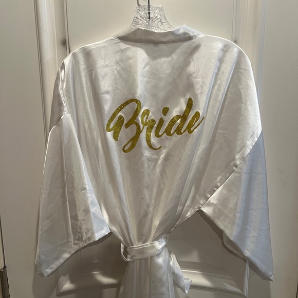 Silky white robe with "Bride" written on the back - Picture 4 of 4